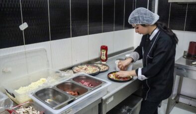 Adana’da Evliya Çelebi Mesleki ve Teknik Anadolu Lisesi Öğrencileri Yemek Yapmayı Öğreniyor