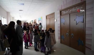 Erzincan Üniversitesi öğrencileri anaokulu öğrencilerine masal anlatıyor