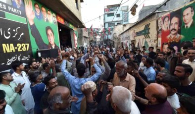 Pakistan’da eski Başbakanların partileri seçimlerde öne çıkıyor