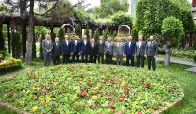 Kayseri Büyükşehir Belediye Başkanı Dr. Memduh Büyükkılıç, Kayseri Ticaret Odası Başkanı Ömer Gülsoy ve yönetim kurulu üyelerini makamında ağırladı